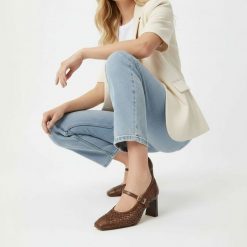 Czółenka damskie Hispanitas, z łączonych materiałów z ażurową cholewką o plecionym wykończeniu i paskiem, brązowe, RHV264609 Soho-V26. Brązowe czółenka damskie Hispanitas, w ażurowe wzory, z materiału, bez obcasa, na słupku. Za 589.00 zł.