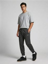 Spodnie sportowe jogger - czarny. Czarne spodnie sportowe męskie Sinsay. Za 49.99 zł.