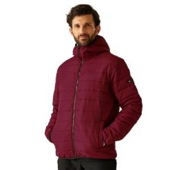 Kurtka z kapturem Regatta Helfa. Czerwone kurtki męskie Regatta, bez wzorów, z puchu, sportowe, z kapturem. W wyprzedaży za 149.99 zł.