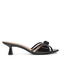 Klapki Stuart Weitzman. Czarne klapki damskie Stuart Weitzman, bez wzorów, bez obcasa. Za 1,299.00 zł.