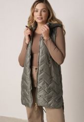 Zielona Przejściowa Kamizelka Pikowana o Długim Kroju z Kapturem i Naszywką Harmaste. Zielone kamizelki damskie Born2be, l, z jeansu, długie. Za 149.99 zł.