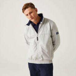 Shorebay męska kurtka przeciwdeszczowa. Szare kurtki męskie Regatta, m, bez wzorów, z materiału, eleganckie, bez kaptura. W wyprzedaży za 189.99 zł.