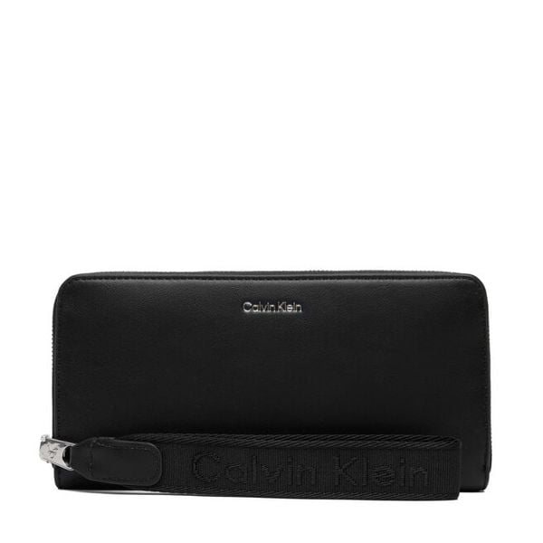 Portfel Calvin Klein. Czarne portfele damskie CALVIN KLEIN, bez wzorów. Za 289.99 zł.