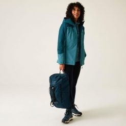 Kurtka damska przejściowa ocieplana przeciwdeszczowa Maldeine. Niebieskie kurtki damskie Regatta, bez wzorów, z puchu, bez kaptura. W wyprzedaży za 179.99 zł.