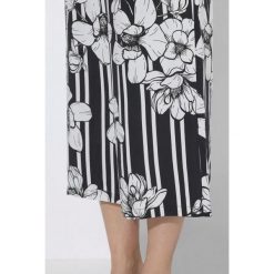 Damskie Spodnie palazzo paski z motywem kwiatów szeroka nogawka elastyczny pas. Czarne spodnie dresowe damskie Ulla Popken, plus size, z materiału. Za 239.99 zł.