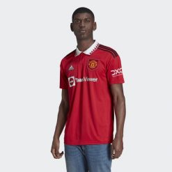 Koszulka do piłki nożnej męska Adidas Manchester United 22/23 Home Jersey. Czerwone t-shirty sportowe męskie Adidas, l, z jersey, bez ramiączek, do piłki nożnej. Za 347.45 zł.