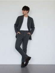 Spodnie chino slim - ciemnoszary. Szare spodnie materiałowe męskie Reserved, bez wzorów, z bawełny. W wyprzedaży za 69.99 zł.
