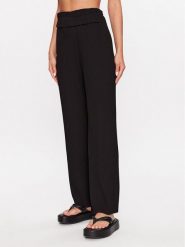 YAS Spodnie materiałowe 26028051 Czarny Regular Fit. Czarne spodnie materiałowe damskie YAS, bez wzorów, z materiału. Za 129.99 zł.