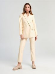 Spodnie eleganckie - kremowy. Białe spodnie materiałowe damskie Sinsay, bez wzorów, ze skóry, eleganckie. W wyprzedaży za 39.99 zł.
