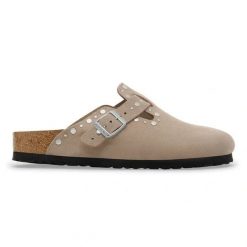 BIRKENSTOCK Boston Rivet LEVE Taupe Klapki damskie. Brązowe klapki damskie Birkenstock, bez wzorów, z materiału, bez obcasa. Za 689.99 zł.