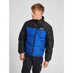 Kurtka puchowa Hummel GC Nicky. Niebieskie kurtki męskie HUMMEL, bez wzorów, z puchu, sportowe, bez kaptura. W wyprzedaży za 364.05 zł.