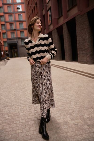 Sweter z kołnierzykiem beżowy. Brązowe swetry klasyczne damskie MOODO, l, z bawełny, bez kołnierzyka. Za 129.99 zł.