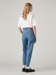 Levi's Dżinsy - Mom fit - w kolorze niebieskim rozmiar: W23/L27. Niebieskie jeansy damskie Levi's, z podwyższonym stanem. Za 114.17 zł.