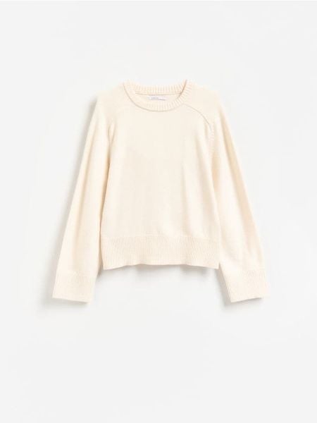 Sweter z domieszką modalu - kremowy. Białe swetry klasyczne damskie Reserved, l, z dzianiny, bez kołnierzyka. Za 119.99 zł.