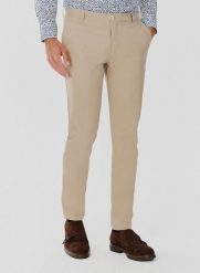 PAKO LORENTE – Gładkie spodnie męskie w kolorze beżowym. Brązowe spodnie materiałowe męskie Pako Lorente, bez wzorów, z bawełny, casualowe. Za 99.99 zł.