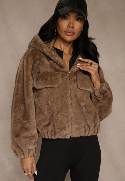Jasnobrązowa Kurtka Futerko o Kroju Bomberki z Kapturem i Imitacją Kieszeni Awedana. Brązowe kurtki damskie Renee, l, bez wzorów, z futra, z kapturem. Za 229.99 zł.