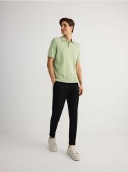 Sweter polo z wiskozą - jasnozielony. Zielone swetry męskie Reserved, l, bez wzorów, z dzianiny, bez kołnierzyka. W wyprzedaży za 55.99 zł.