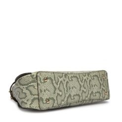 Torebka Guess. Zielone torebki klasyczne damskie Guess, z aplikacjami, bez dodatków. Za 639.99 zł.