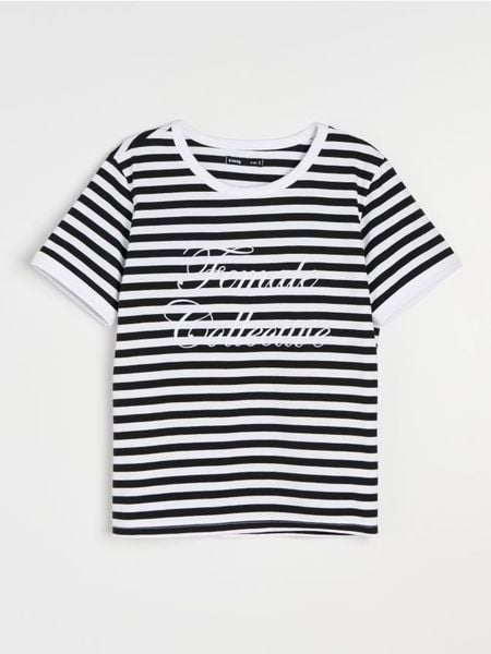 Bawełniana koszulka w paski z haftowanym napisem - wielobarwny. T-shirty damskie Sinsay, l, bez wzorów, z bawełny, bez kołnierzyka. Za 25.99 zł.