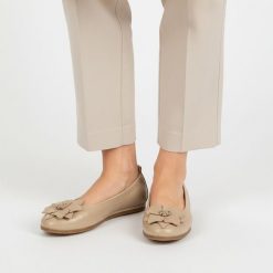 Baleriny damskie Armodo, cholewka ze skóry naturalnej z dekoracyjną aplikacją na przodzie elastyczna konstrukcja ułatwiająca zakładanie oraz płaska p. Brązowe baleriny damskie Armodo, z aplikacjami, ze skóry, bez obcasa, na płaskiej podeszwie. Za 329.00 zł.