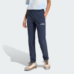 Spodnie Multi Essentials Stretch. Niebieskie spodnie dresowe damskie Adidas, na lato, bez wzorów, z materiału. Za 259.00 zł.