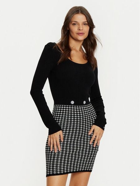 Guess Sukienka dzianinowa W5RK12 Z3KX0 Czarny Slim Fit. Czarne sukienki damskie Guess, xxl, z aplikacjami, z dzianiny, bez kołnierzyka, bez ramiączek. Za 309.99 zł.