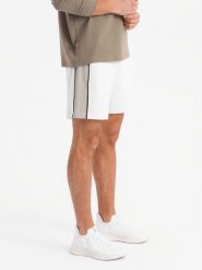 Męskie krótkie spodenki dresowe w szerokie pasy – złamana biel V1 OM-SRSK-0182 - XXL. Białe szorty męskie Ombre Clothing, z bawełny, bez kołnierzyka. W wyprzedaży za 49.99 zł.