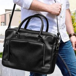 Torba męska na laptopa SOLIER S19 czarna. Czarne torby na laptopa damskie Solier, bez wzorów, ze skóry ekologicznej. Za 187.99 zł.