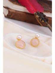 L'Atelier de Gaia Pozłacane kolczyki z perłami i kwarcem rozmiar: onesize. Białe kolczyki damskie L'Atelier de Gaia, z kwarcem, pozłacane. Za 113.10 zł.