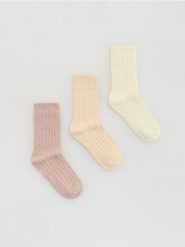 Skarpetki z wiskozą 3 pack - złamana biel. Skarpetki damskie Reserved, bez wzorów, z wiskozy. Za 39.99 zł.