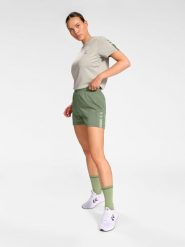 Szorty damskie Hummel Active. Zielone szorty damskie HUMMEL, bez wzorów, z dżerseju, klasyczne, z standardowym stanem. Za 184.00 zł.
