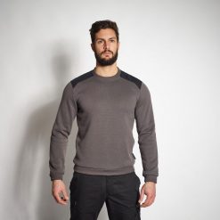 Sweter Solognac 500. Czarne swetry męskie SOLOGNAC, l, bez wzorów, z elastanu, bez kołnierzyka. W wyprzedaży za 54.99 zł.
