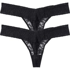 Stringi (2 pary). Czarne stringi damskie bonprix, bez wzorów, z koronki. Za 47.99 zł.