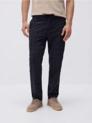 Spodnie carrot slim w kratę - czarny. Czarne spodnie materiałowe męskie Reserved, bez wzorów, z tkaniny. Za 119.99 zł.