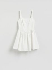 Rozkloszowana sukienka mini - biały. Białe sukienki damskie Reserved, l, bez wzorów, z dzianiny, bez kołnierzyka, bez ramiączek, mini, rozkloszowane. W wyprzedaży za 29.99 zł.