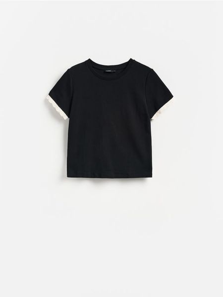 T-shirt z ozdobną koronką - czarny. Czarne t-shirty damskie Reserved, l, bez wzorów, z bawełny, bez kołnierzyka. Za 69.99 zł.