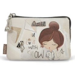 Portfel damski Anekke, z ozdobnym nadrukiem i metalowym logo zapinana na suwak z dekoracyjną zawieszką kompaktowa i praktyczna, beżowa, 42809-015. Brązowe portfele damskie Anekke, bez wzorów. Za 129.00 zł.