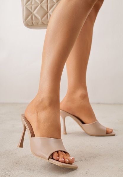 Ciemnobeżowe Klapki na Szpilce z Kwadratowym Noskiem Peep Toe Avenata. Brązowe klapki damskie Renee, bez wzorów, z jeansu, bez obcasa, na obcasie. Za 89.99 zł.