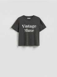 T-shirt z napisem - ciemnoszary. Szare t-shirty damskie Reserved, l, bez wzorów, z bawełny, bez kołnierzyka. W wyprzedaży za 19.99 zł.