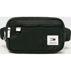 Tommy Jeans - Nerka. Czarne walizki Tommy Jeans, bez wzorów, z jeansu, małe. W wyprzedaży za 239.90 zł.