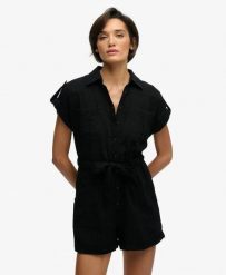 Superdry Kombinezon Utility z paskiem z bawełny organicznej – Czarny. Czarne kombinezony damskie Superdry., na lato, bez wzorów, z bawełny, bez kołnierzyka, bez ramiączek, krótkie. Za 279.65 zł.