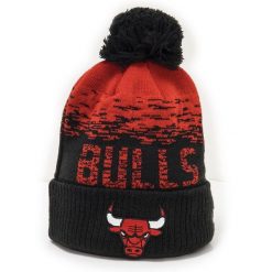 Czapka zimowa New Era NBA Chicago Bulls z pomponem 12122723. Czerwone czapki męskie New Era, na zimę, bez wzorów. Za 129.00 zł.