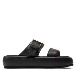 Klapki Pollini. Czarne klapki damskie Pollini, bez wzorów, bez obcasa. Za 659.99 zł.
