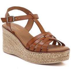 Skórzane sandały na koturnie camel El Pimpi 7002. Brązowe sandały damskie El Pimpi, bez wzorów, ze skóry, bez obcasa, na koturnie. Za 309.99 zł.