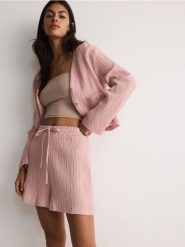 Szorty z bawełnianego muślinu - koralowy. Pomarańczowe szorty damskie Reserved, bez wzorów, z bawełny. W wyprzedaży za 49.99 zł.