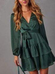 Milan Kiss Sukienka w kolorze ciemnozielonym rozmiar: M. Zielone sukienki damskie Milan Kiss, m, bez wzorów, bez kołnierzyka, bez ramiączek, mini, kopertowe. Za 223.99 zł.