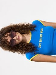 Dopasowany t-shirt z napisem - niebieski. Niebieskie t-shirty damskie Reserved, l, bez wzorów, z bawełny, bez kołnierzyka. Za 49.99 zł.