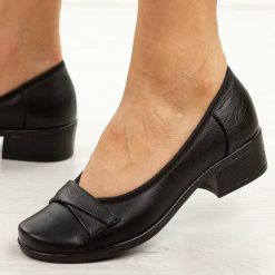 Czarne skórzane Polskie półbuty damskie Gregors 569. Czarne półbuty damskie GREGORS, bez wzorów, ze skóry, bez obcasa, na obcasie. Za 349.00 zł.