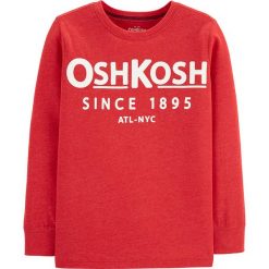 Bluza w kolorze czerwonym. Czerwone bluzy chłopięce OshKosh, bez wzorów, z bawełny, bez ramiączek, bez kaptura. W wyprzedaży za 42.95 zł.