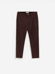 Spodnie slim fit z lyocellem - ciemnobrązowy. Brązowe spodnie materiałowe męskie Reserved, bez wzorów, z lyocellu. Za 149.99 zł.